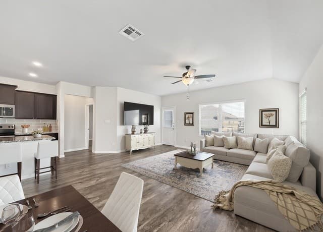 4-bedroom rental at 401 Utica Way in Cibolo, TX — photo 4