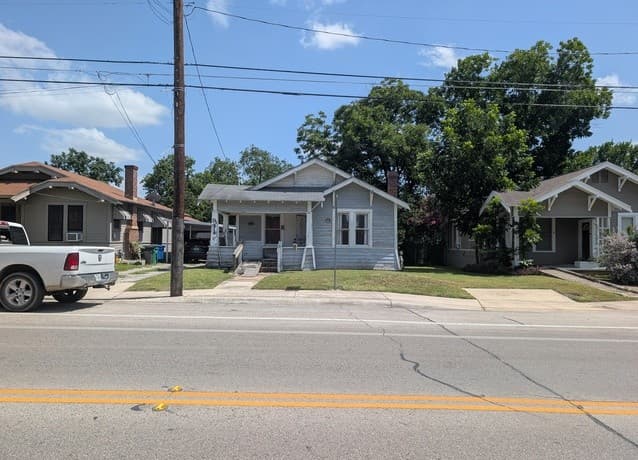 Home for sale at 914 E Grayson St in San Antonio, TX — photo 1