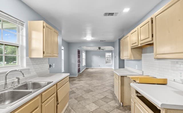 Home for sale at 6806 Bender Dr in San Antonio, TX — photo 4