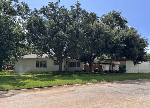 Home for sale at 604 E Rio Grande in Pearsall, TX — photo 2