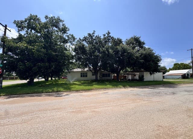 Home for sale at 604 E Rio Grande in Pearsall, TX — photo 3
