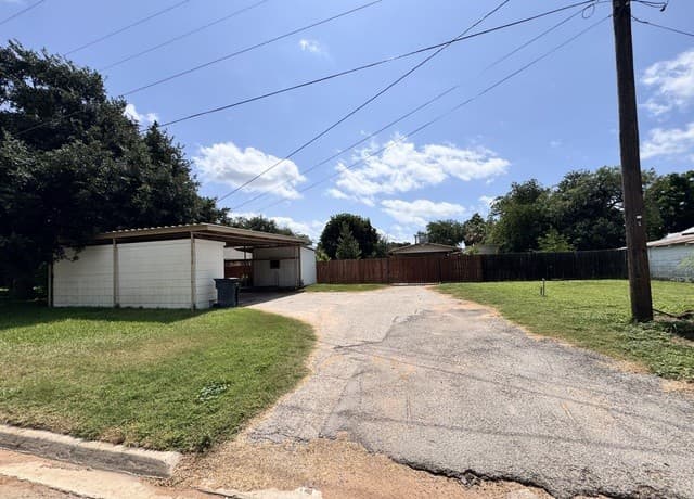Home for sale at 604 E Rio Grande in Pearsall, TX — photo 5