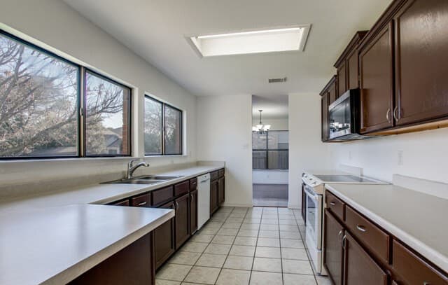 4-bedroom rental at 8026 Manderly in Converse, TX — photo 5