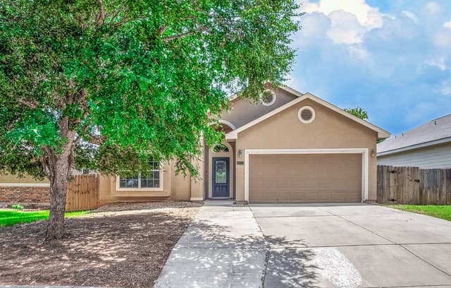 Home for sale at 14411 Corral Ct in Elmendorf, TX — photo 3