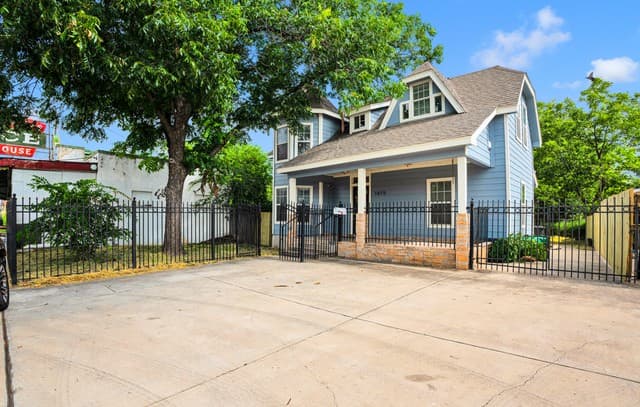 4-bedroom rental at 1615 W Commerce St in San Antonio, TX — photo 2