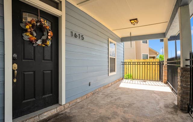 4-bedroom rental at 1615 W Commerce St in San Antonio, TX — photo 3