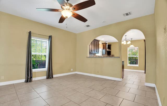 4-bedroom rental at 1615 W Commerce St in San Antonio, TX — photo 4