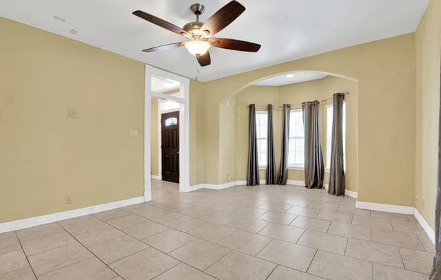 4-bedroom rental at 1615 W Commerce St in San Antonio, TX — photo 5