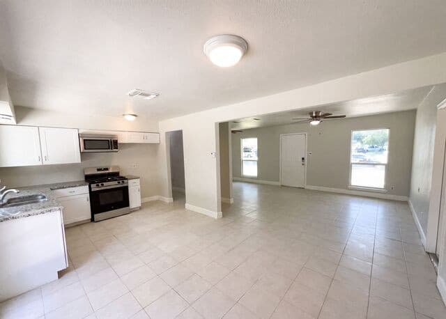 Home for sale at 7303 Havenbrook Dr in San Antonio, TX — photo 2