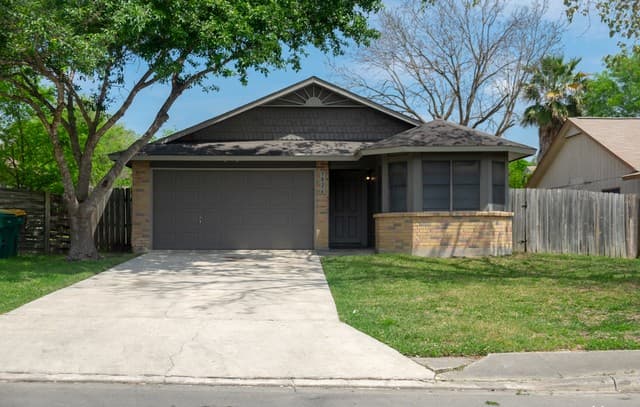 3-bedroom rental at 9826 Meadow Branch in Converse, TX — photo 2