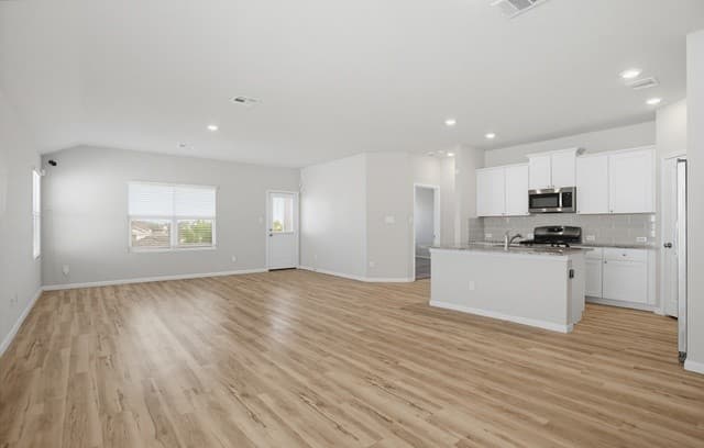 4-bedroom rental at 13138 Rosemary Cv in St Hedwig, TX — photo 3