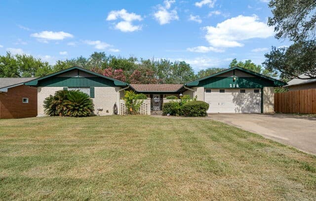 Home for sale at 218 Lantana Ln in Pleasanton, TX — photo 1