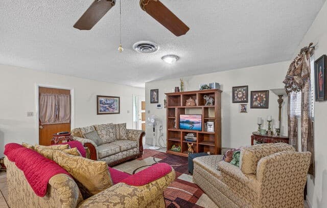 Home for sale at 218 Lantana Ln in Pleasanton, TX — photo 3