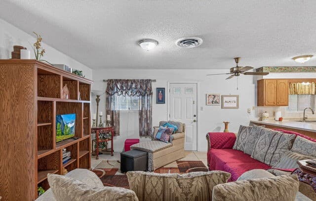 Home for sale at 218 Lantana Ln in Pleasanton, TX — photo 4