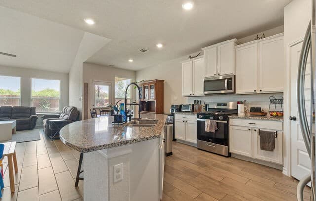 5-bedroom rental at 634 Overlook Rdg in Cibolo, TX — photo 3