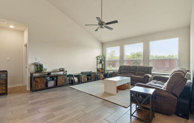 5-bedroom rental at 634 Overlook Rdg in Cibolo, TX — photo 5