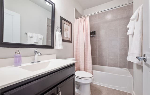3-bedroom rental at 2009 Mccullough Ave in San Antonio, TX — photo 5