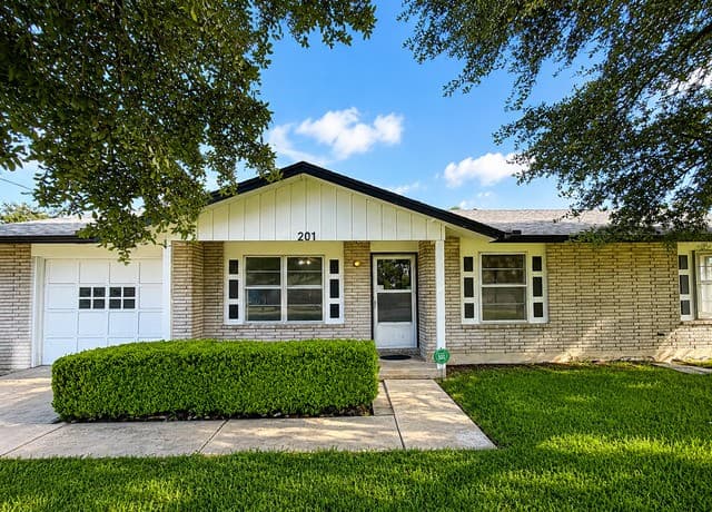 Home for sale at 201 Avenue D in Converse, TX — photo 1