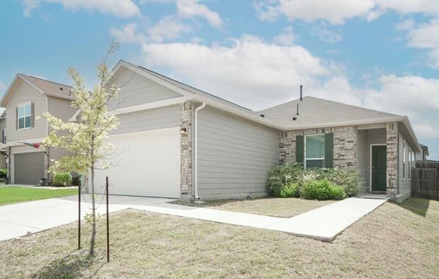 3-bedroom rental at 4915 Old Hovey in Converse, TX — photo 3