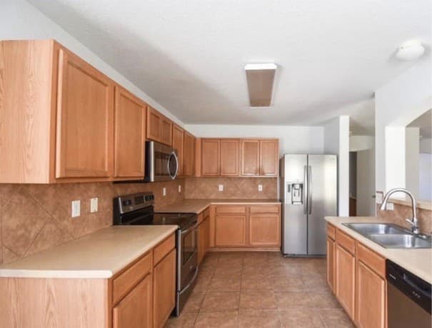 5-bedroom rental at 3418 Aranda Fields in Converse, TX — photo 2