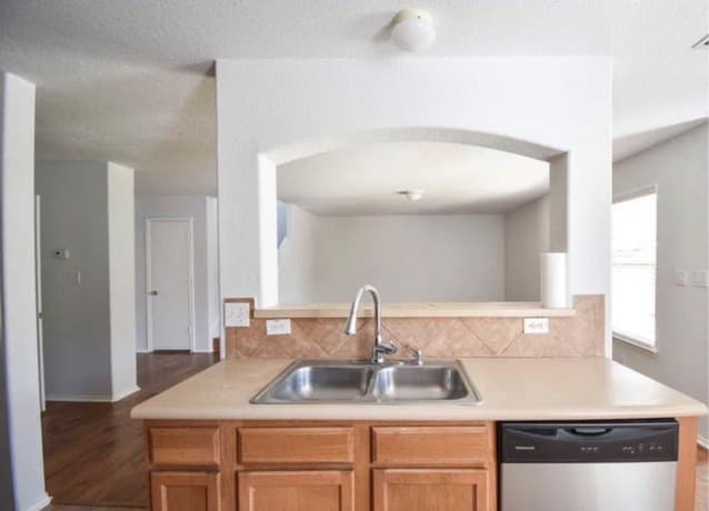 5-bedroom rental at 3418 Aranda Fields in Converse, TX — photo 3