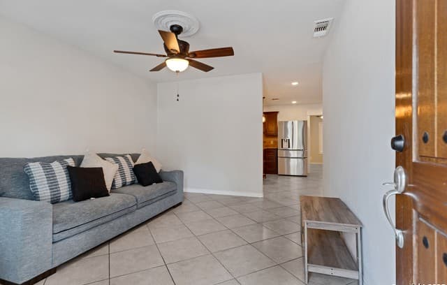 3-bedroom rental at 239 Peabody Ave Unit 1 in San Antonio, TX — photo 2
