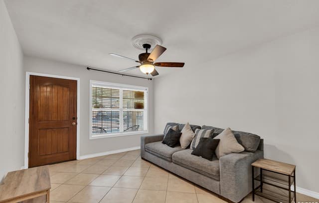3-bedroom rental at 239 Peabody Ave Unit 1 in San Antonio, TX — photo 3