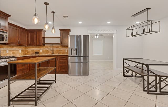 3-bedroom rental at 239 Peabody Ave Unit 1 in San Antonio, TX — photo 4