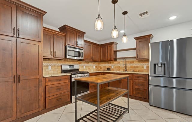 3-bedroom rental at 239 Peabody Ave Unit 1 in San Antonio, TX — photo 5