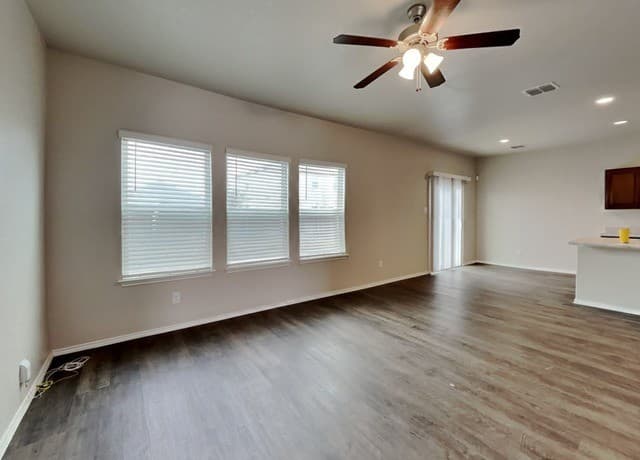 3-bedroom rental at 12923 Cicely Court in St Hedwig, TX — photo 3