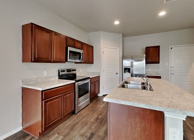 3-bedroom rental at 12923 Cicely Court in St Hedwig, TX — photo 5