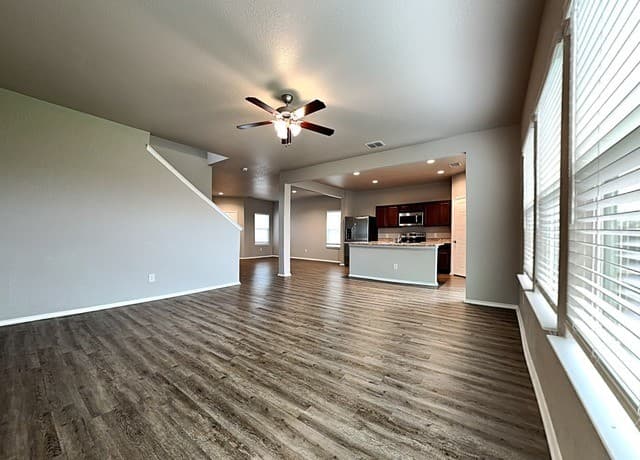 4-bedroom rental at 3941 Asher alley in St.Hedwig, TX — photo 3