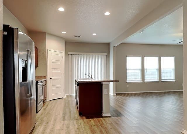 4-bedroom rental at 3941 Asher alley in St.Hedwig, TX — photo 4