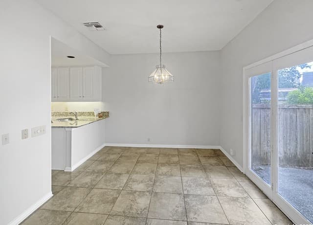 3-bedroom rental at 210 Circle St Unit 05 in Alamo Heights, TX — photo 3