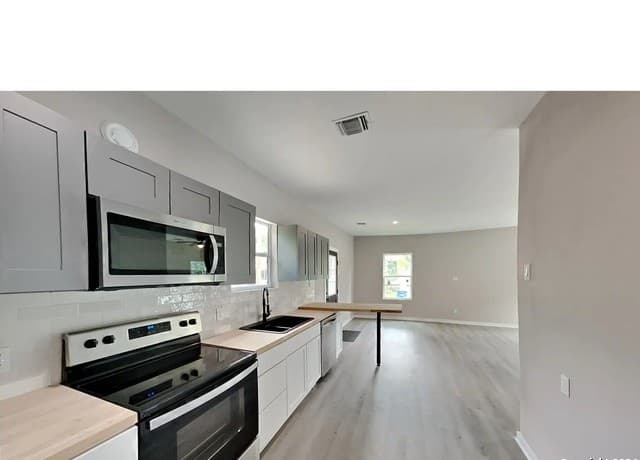 2-bedroom rental at 138 Hess St in San Antonio, TX — photo 4