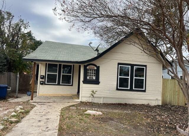 1-bedroom rental at 2215 N Elmendorf in San Antonio, TX — photo 1