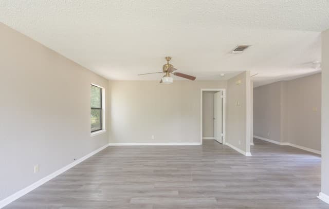 3-bedroom rental at 1515 Geneva St in Castroville, TX — photo 2