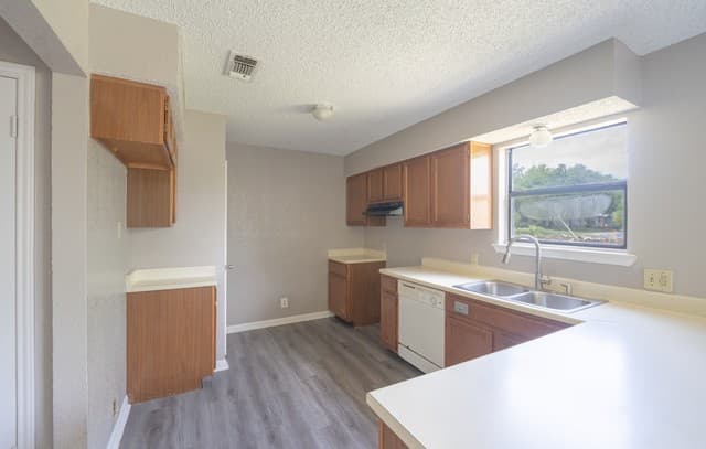 3-bedroom rental at 1515 Geneva St in Castroville, TX — photo 3