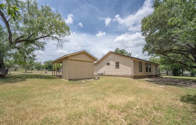 3-bedroom rental at 1515 Geneva St in Castroville, TX — photo 5