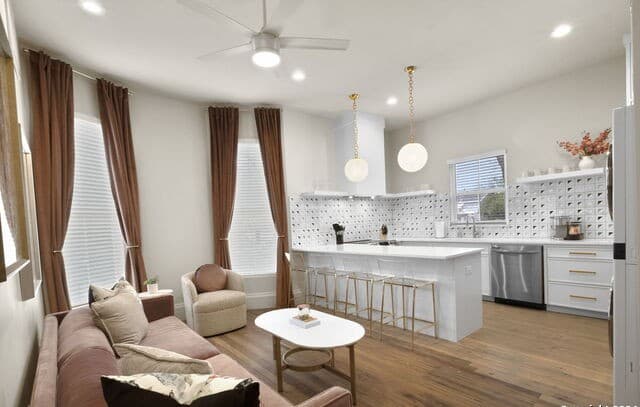 2-bedroom rental at 201 E Carson St Unit 1 in San Antonio, TX — photo 2