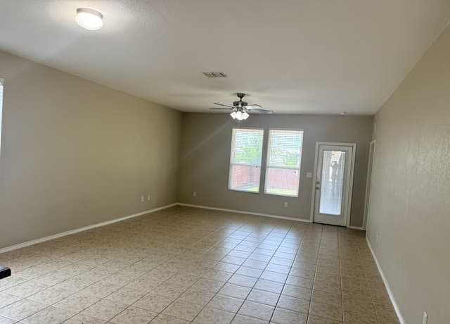 3-bedroom rental at 127 Hidden Knl in Schertz, TX — photo 5