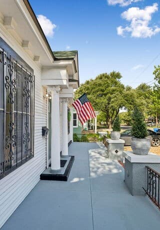 Home for sale at 721 W Kings Hwy in San Antonio, TX — photo 2