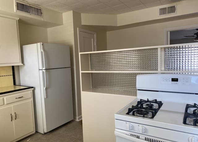 2-bedroom rental at 152 Terrell Rd. Unit 1 in Alamo Heights, TX — photo 5