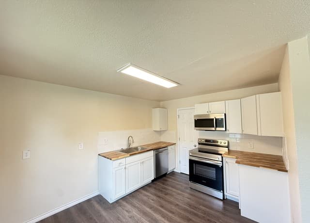 1-bedroom rental at 707 Crockett Dr in Universal City, TX — photo 2
