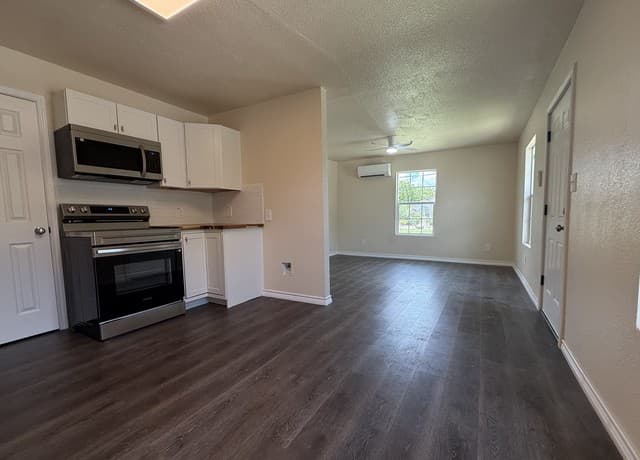 1-bedroom rental at 707 Crockett Dr in Universal City, TX — photo 3