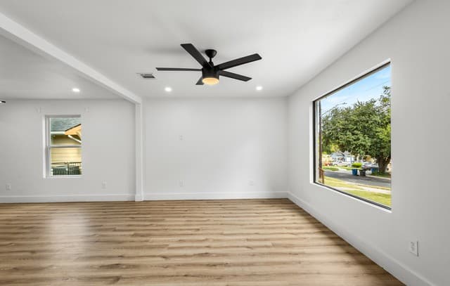 2-bedroom rental at 334 Cooper St in San Antonio, TX — photo 5