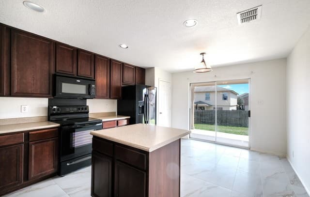 4-bedroom rental at 426 Reba in Converse, TX — photo 4