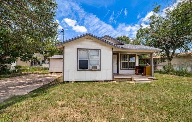 Home for sale at 1129 Plum St in Floresville, TX — photo 1