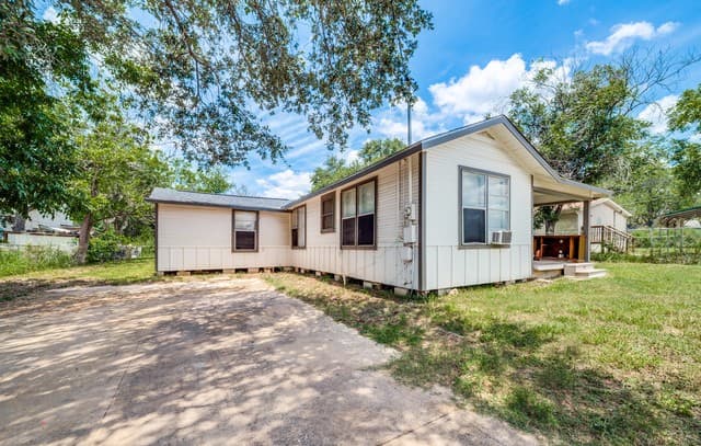 Home for sale at 1129 Plum St in Floresville, TX — photo 2