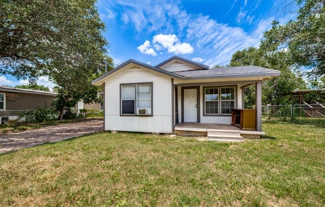 Home for sale at 1129 Plum St in Floresville, TX — photo 3